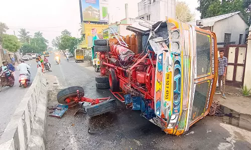 கடலூர் சாவடியில் சாலையின் நடுவே தடுப்பு கட்டையில்    மோதி லாரி கவிழ்ந்து விபத்து: டிரைவர் அதிர்ஷ்டவசமாக உயிர் தப்பினார்