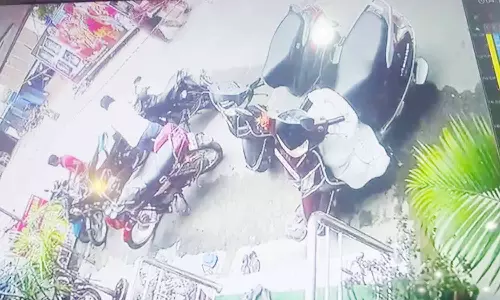 நகை கடை முன்பு பைக் திருட்டு