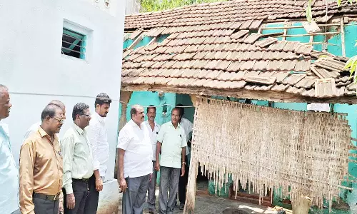 சூறைக்காற்றால் பாதிக்கப்பட்ட பகுதிகளை அதிகாரிகள் ஆய்வு