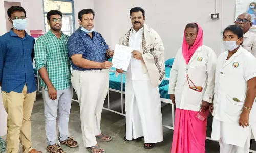 அரசு மருத்துவமனைக்கு இரும்பு கட்டில் மற்றும் மெத்தை