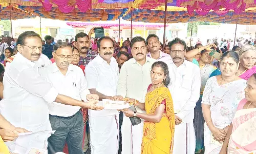 382 பயனாளிகளுக்கு நலத்திட்ட உதவிகள்- அமைச்சர் வழங்கினார்