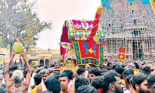 பக்தர்கள் வெள்ளத்தில் மலைக்கு திரும்பிய கள்ளழகர்: திருஷ்டி பூசணிக்காய் உடைத்து வரவேற்பு