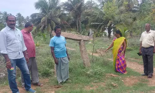 உடுமலை அருகே பழங்கால சுமைதாங்கி கல் கண்டெடுப்பு