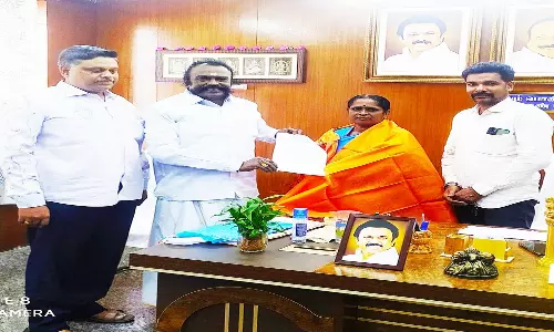கடலூர் துறைமுகம் மணிக்கூண்டு பஸ் நிறுத்தத்தில்  மேற் கூரை அமைக்க வேண்டும்:  மேயரிடம் வணிகர் சங்கம் வலியுறுத்தல்