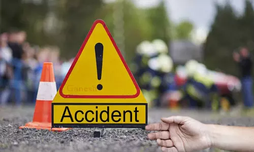 நெல்லை அருகே இன்று அதிகாலை சம்பவம்- மோட்டார் சைக்கிள் மீது லாரி மோதிய விபத்தில் வாலிபர் சாவு