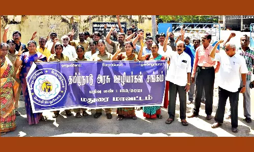 அரசு ஊழியர்கள் ஆர்ப்பாட்டம்