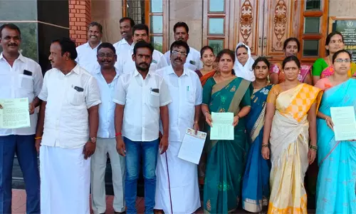 தி.மு.க.வை சேர்ந்த பேரூராட்சி தலைவருக்கு எதிராக தி.மு.க. கவுன்சிலர்களே போர்க்கொடி