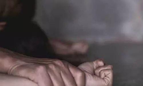 சம்பளம் கேட்க சென்ற இளம்பெண்ணை பலாத்காரம் செய்ய முயன்ற கட்டிட தொழிலாளி