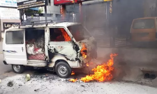 ஜலகண்டாபுரம் அருகே ஆம்னி கார் தீப்பிடித்து எரிந்தது