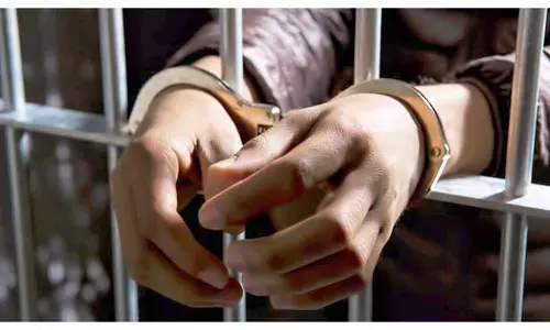 மேலாளரை தாக்கிய மாணவர் உட்பட 2 பேர் கைது