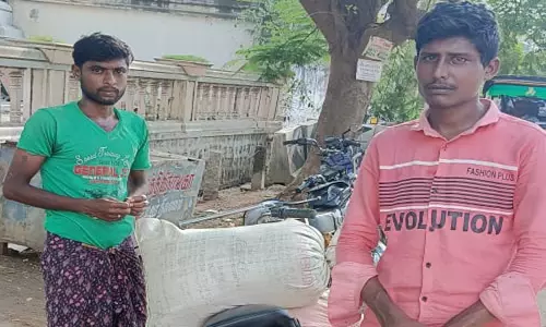 850 கிலோ ரேஷன் அரிசியை பதுக்கிய 2 பேர் கைது