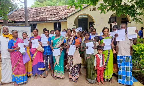 வீட்டுமனைப்பட்டா வழங்கக்கோரி இருளர், போயர் இன மக்கள் மனு