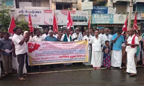 பரமத்திவேலூரில் கம்யூனிஸ்ட் கட்சியினர் ஆர்ப்பாட்டம்