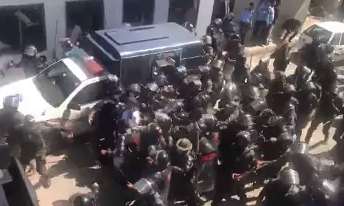 இம்ரான் கான் கைது எதிரொலி.. பிடிஐ கட்சியினர் தொடர் போராட்டம்.. பாகிஸ்தானில் பதற்றம்