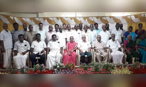 50 ஆண்டுகளுக்கு பிறகு சந்தித்த முன்னாள் மாணவர்கள்: 80 வயது ஆசிரியர்களுக்கு சீர்வரிசை