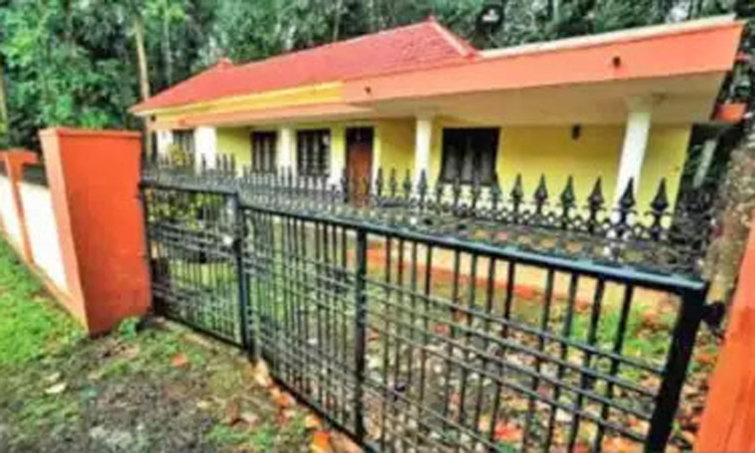 வெளிநாடுகளுக்கு சென்று குடும்பத்துடன் அங்கேயே தங்கிவிட்டதால் ஊரில் காலியாக கிடக்கும் பங்களாக்கள்