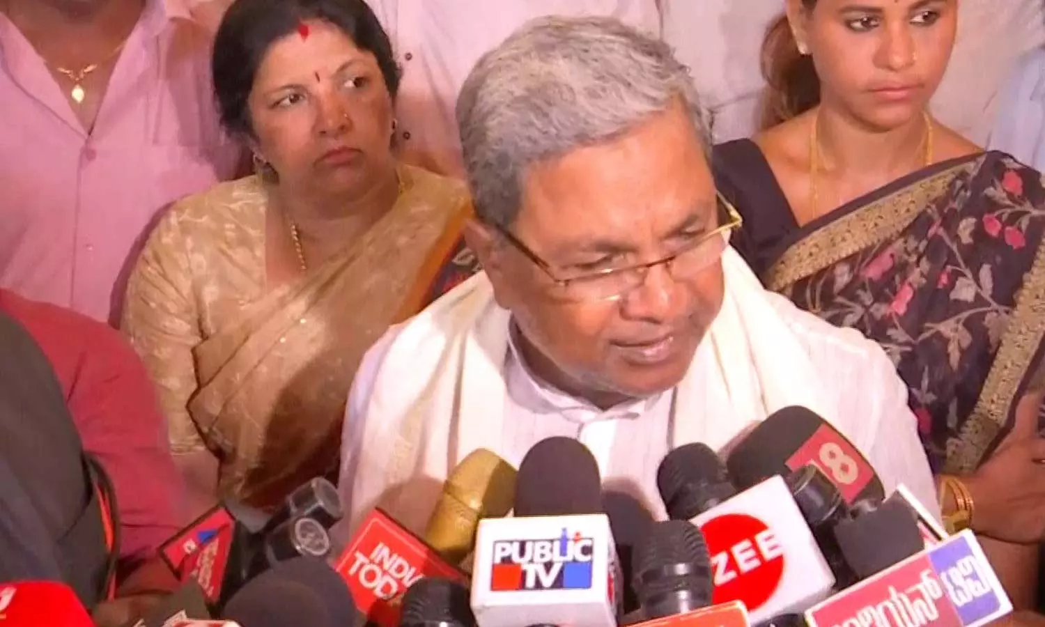 கர்நாடக முன்னாள் முதல்வரும், காங்கிரஸ் தலைவருமான... ... கர்நாடகா சட்டசபை தேர்தல் லைவ் அப்டேட்ஸ்-  பரபரப்பை எகிறச் செய்த தேர்தலுக்கு பிந்தைய கருத்துக் கணிப்புகள்