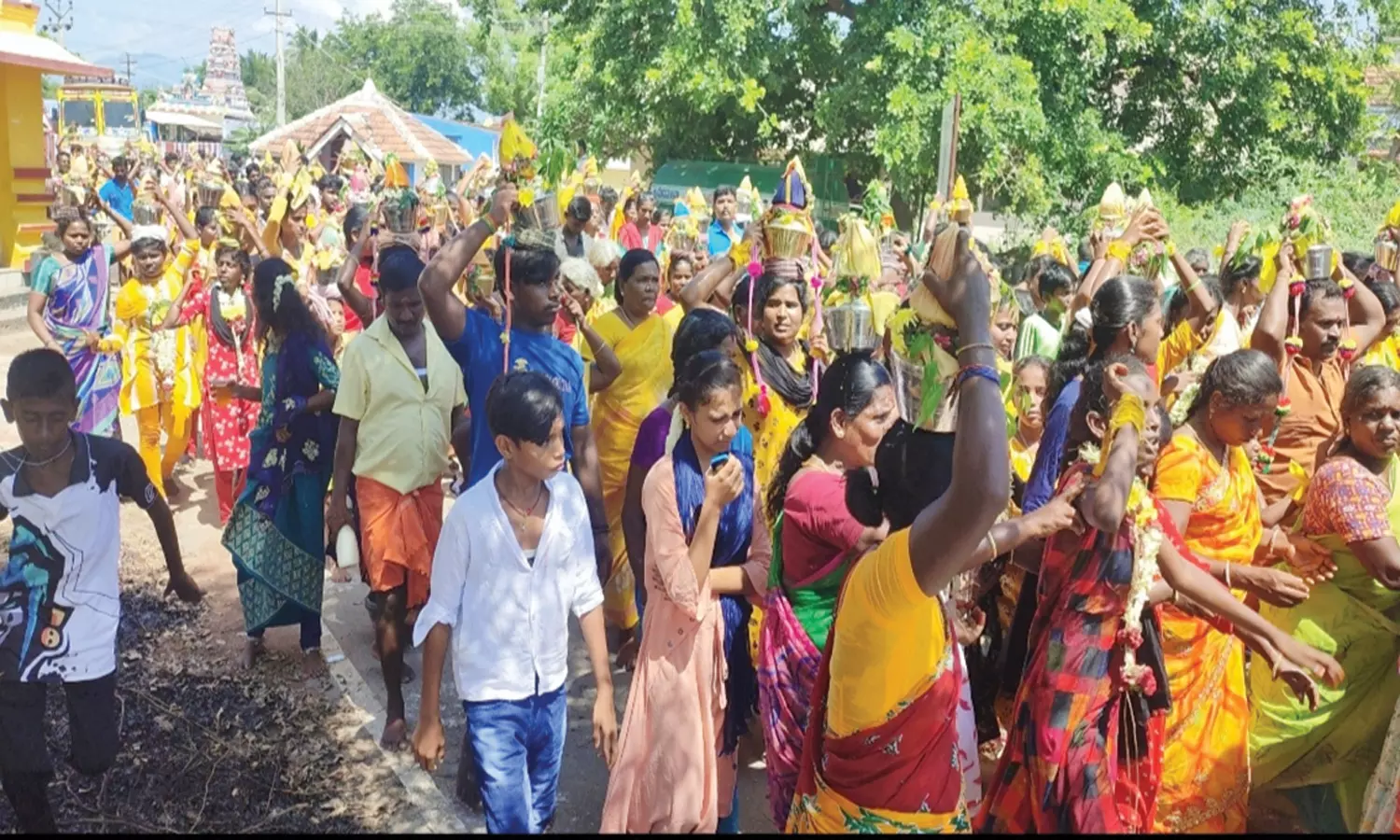 பிள்ளையார்நத்தம் மகாமுத்துமாரியம்மன் கோவில் திருவிழாவை முன்னிட்டு பக்தர்கள் பால்குட ஊர்வலம் பிள்ளையார்நத்தம் மகாமுத்துமாரியம்மன் கோவில் திருவிழாவை முன்னிட்டு பக்தர்கள் பால்குட ஊர்வலம்