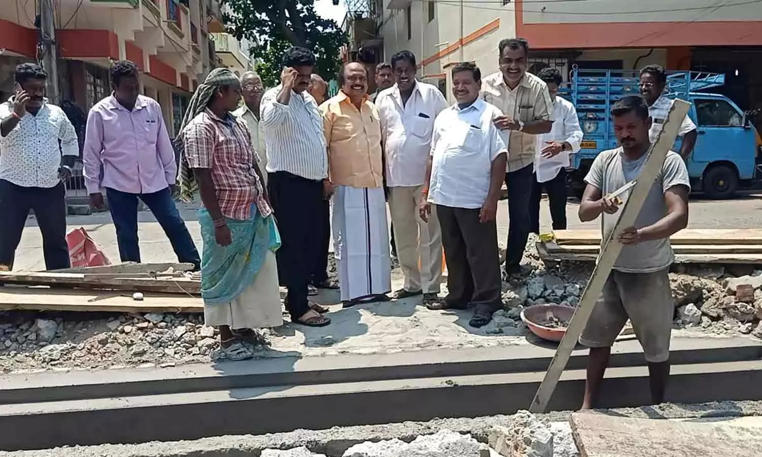 யூ வடிவ வாய்க்கால் அமைக்கும் பணி யூ வடிவ வாய்க்கால் அமைக்கும் பணி