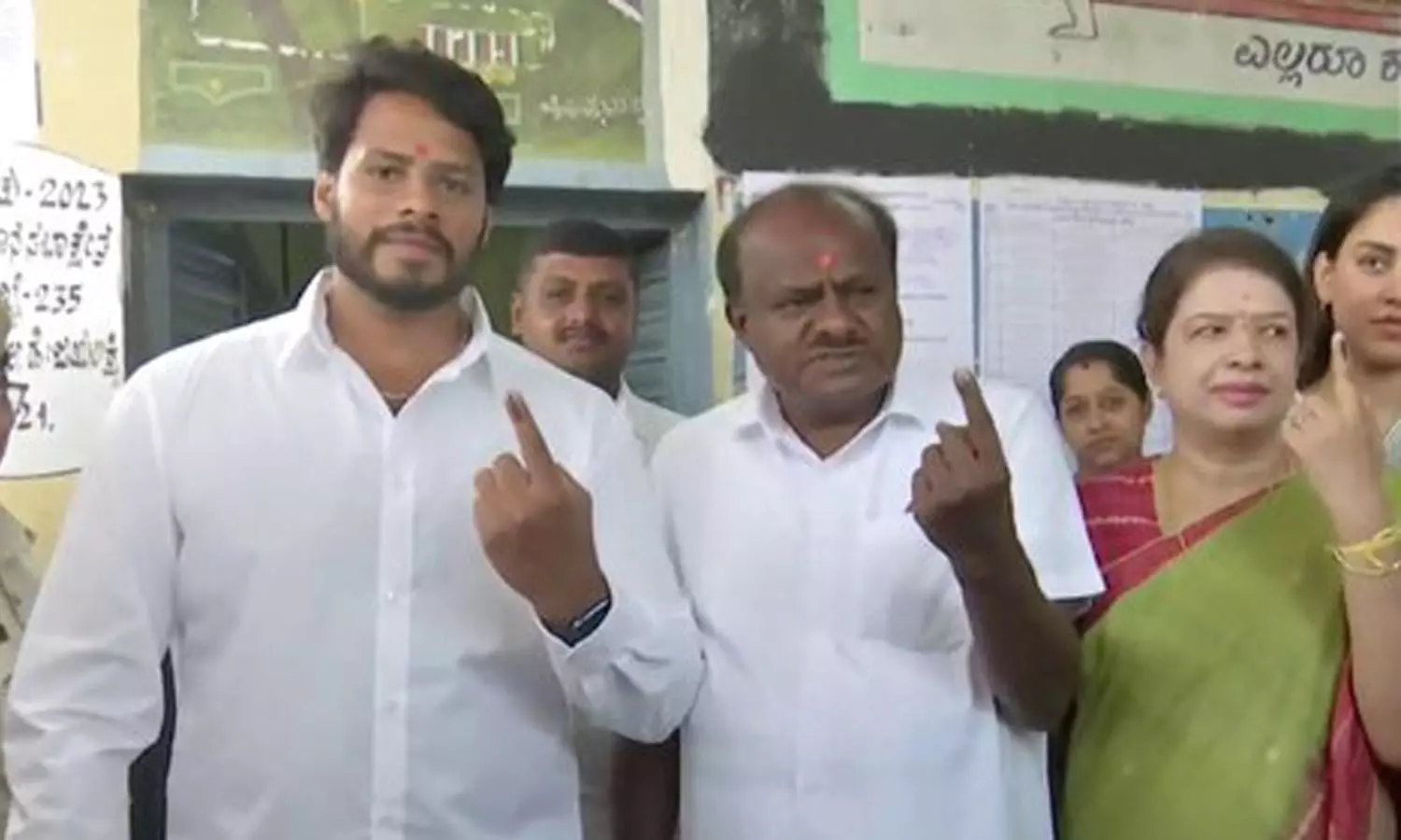 கர்நாடக முன்னாள் முதல்வரும், மதச்சார்பற்ற கட்சி... ... கர்நாடகா சட்டசபை தேர்தல் லைவ் அப்டேட்ஸ்-  பரபரப்பை எகிறச் செய்த தேர்தலுக்கு பிந்தைய கருத்துக் கணிப்புகள்