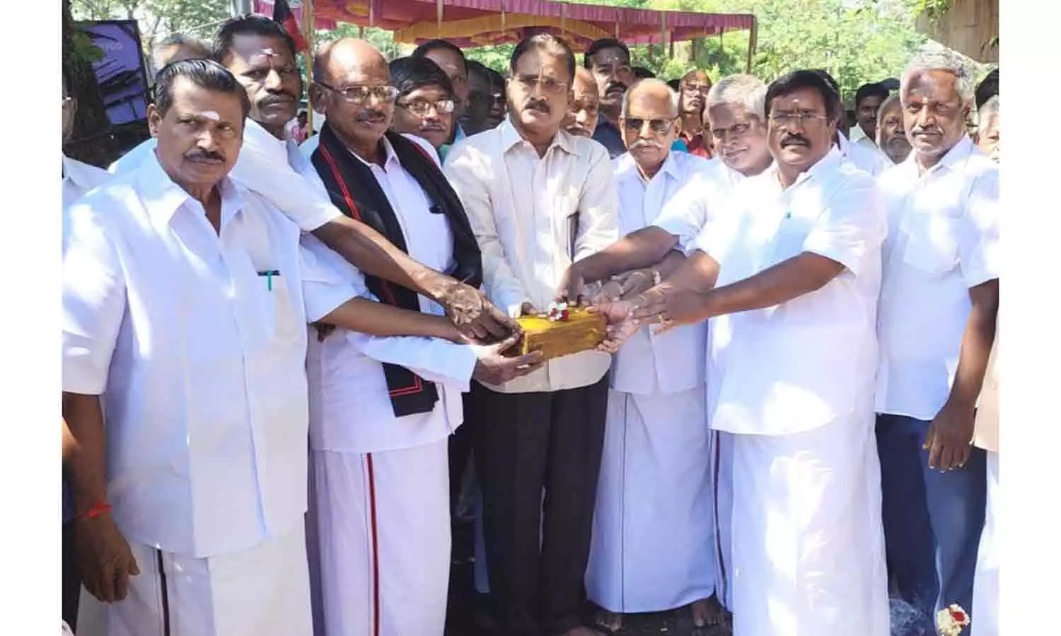 ரூ.2 கோடியில் சாலை-வாய்க்கால் அமைக்கும் பணி ரூ.2 கோடியில் சாலை-வாய்க்கால் அமைக்கும் பணி