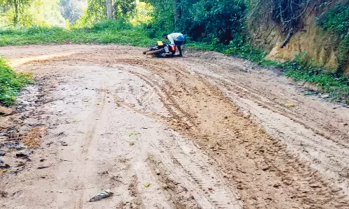 கிடப்பில் போடப்பட்ட பணி சேறும் சகதியுமாக மாறிய புல்லாவெளி-சோலைக்காடு சாலை