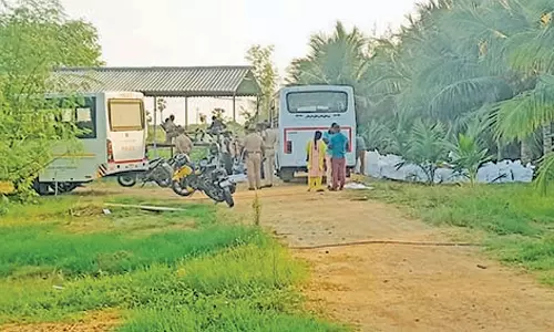 சாத்தான்குளம் அருகே வேனில் பதுக்கி வைக்கப்பட்ட 2,500 கிலோ கஞ்சா பறிமுதல்- போலீசார் விசாரணை