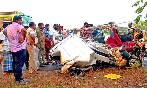 பரமத்தி அருகேகல்லூரி பஸ்-கார் பயங்கர மோதல்; டிரைவர் உடல் நசுங்கி பலி