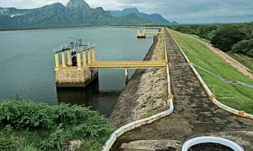 திருமூர்த்தி அணையில்  மதகுகள் பராமரிப்பு பணி தொடக்கம்