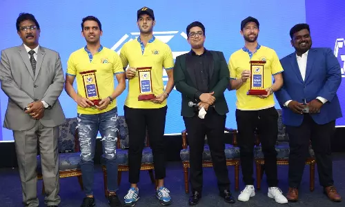 சிஎஸ்கே வீரர்களுக்கு விருது வழங்கிய கருடா ஏரோஸ்பேஸ் நிறுவனம்