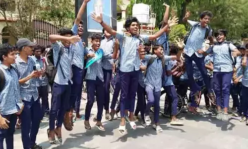 பிளஸ் 2 பொதுத்தேர்வில் கரூர் அரசு பள்ளி மாணவர்கள் அபாரம்