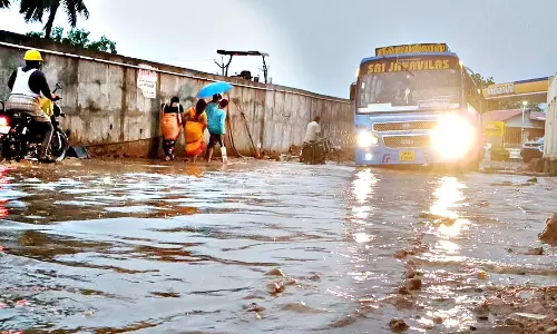 சாலைகளில் தேங்கிய தண்ணீரால் பொதுமக்கள்-வாகன ஓட்டிகள் அவதி