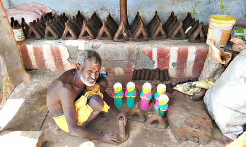 உருவ பொம்மைகள் தயாரிக்கும் பணி