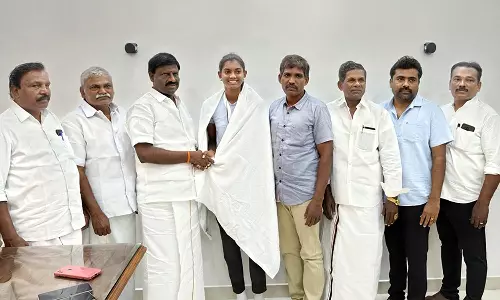 தடகள போட்டியில் சாதனை படைத்த கல்லூத்து மாணவிக்கு தட்சணமாற நாடார் சங்க தலைவர் பாராட்டு