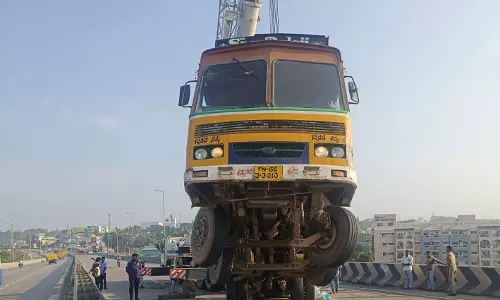 லாரி மீது அரசு பஸ் மோதி விபத்து