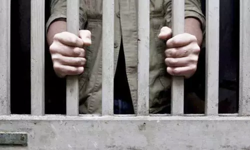 திருமணம் செய்து கொள்வதாக ஆசைவார்த்தை கூறி பள்ளி மாணவியிடம் உல்லாசம்