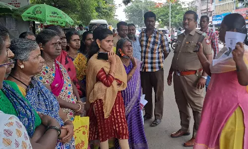 கோவையில் காவல் உதவி எண்கள் குறித்து பெண்களுக்கு விழிப்புணர்வு பிரசாரம்