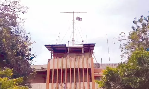 நாகை துறைமுகத்தில் புயல் எச்சரிக்கை கூண்டு ஏற்றம்