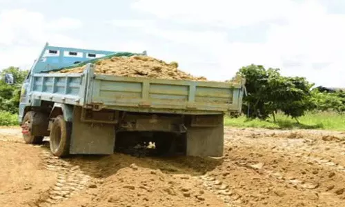 ஏரி மண் ஏற்றி வந்த லாரிகள் சிறை பிடிப்பு