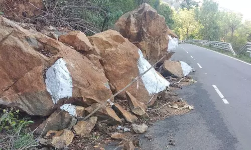 சூறாவளி காற்றுடன் கனமழை: பர்கூர்-மைசூர் சாலையில் உருண்டு விழுந்த பாறைகள்