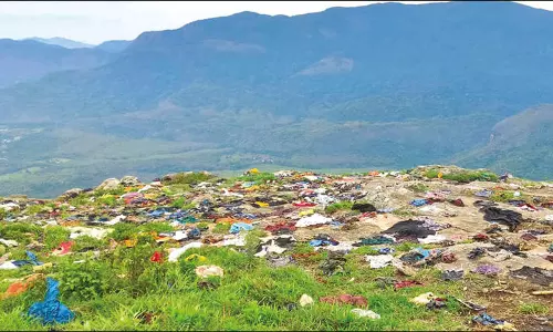 வெள்ளியங்கிரி மலையில் பக்தர்கள் விட்டுச்செல்லும் துணிகளால் சுற்றுச்சூழல் பாதிப்பு