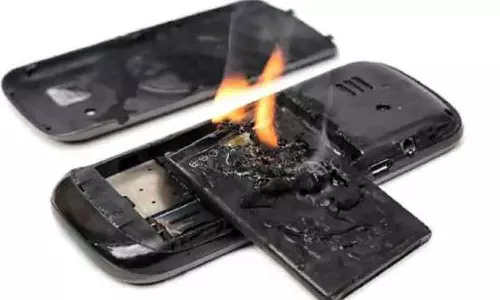 தொழிலாளியின் பாக்கெட்டில் வெடித்து சிதறிய செல்போன்- கால்சட்டை தீப்பிடித்து எரிந்ததால் பரபரப்பு