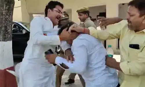 பாஜக தலைவரின் கணவரை சரமாரியாக தாக்கிய சமாஜ்வாடி எம்.எல்.ஏ.- காவல் நிலையத்தில் பரபரப்பு