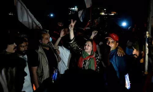 இம்ரான் கான் கைது எதிரொலி - பாகிஸ்தான் பிரதமர் வீட்டை தாக்கிய ஆதரவாளர்கள்