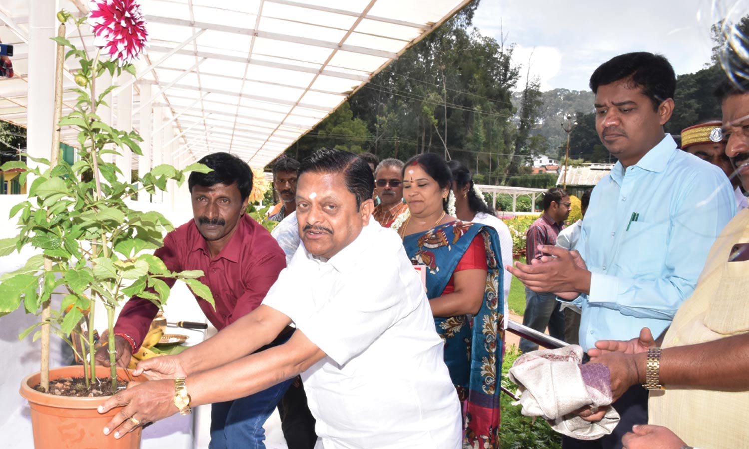 ஊட்டியில் 19-ந் தேதி மலர் கண்காட்சி: 35 ஆயிரம் தொட்டிகளில் பூத்துக்குலுங்கும் 325 வகையான மலர்கள்