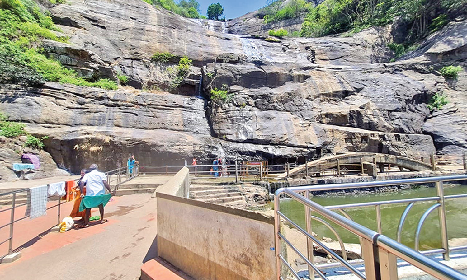 மீண்டும் சுட்டெரிக்கும் வெயில்: தண்ணீர் இன்றி வறண்ட குற்றாலம் அருவிகள்