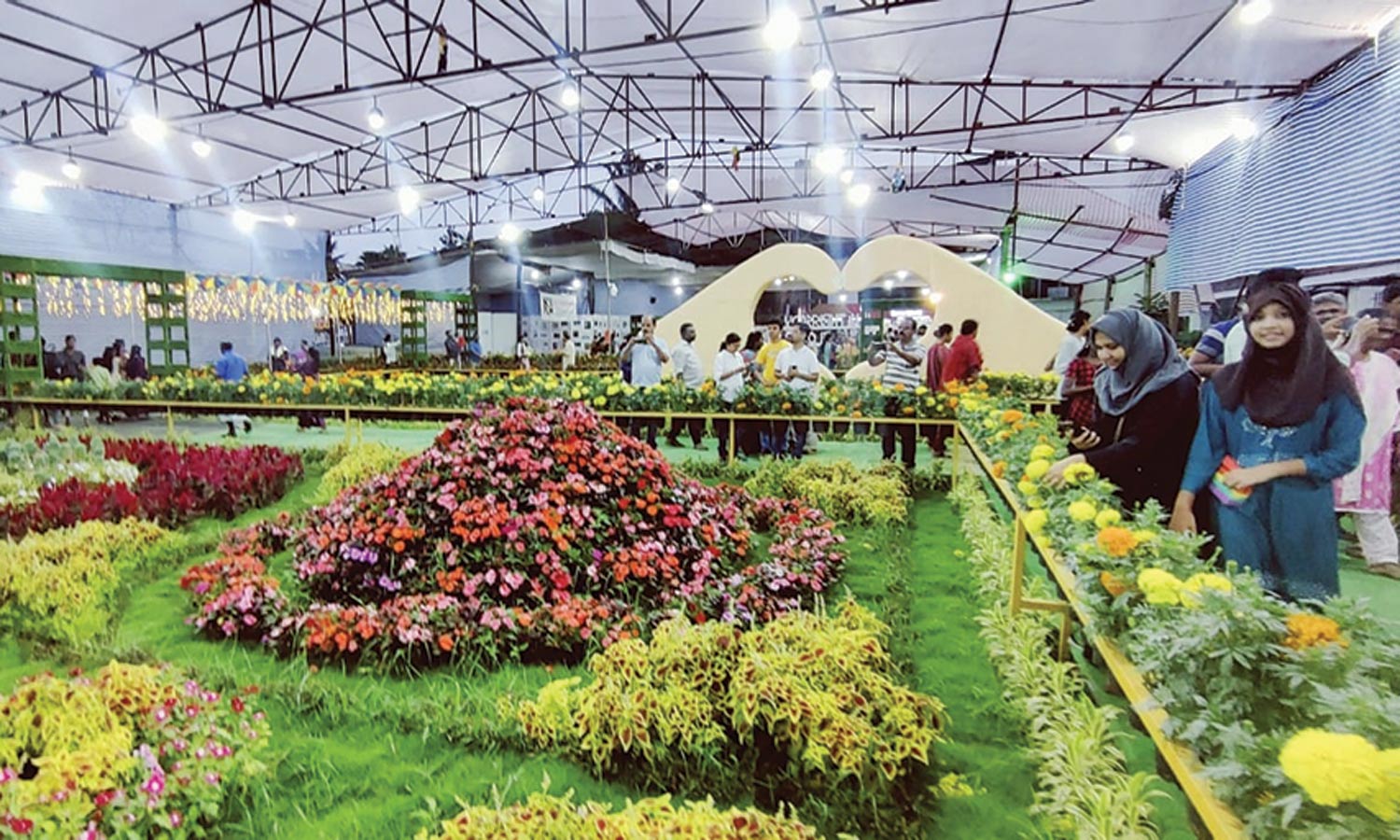 சுற்றுலா பயணிகள் வருகை அதிகரிப்பு- தேக்கடி மலர் கண்காட்சி மேலும் ஒரு வாரம் நீட்டிப்பு