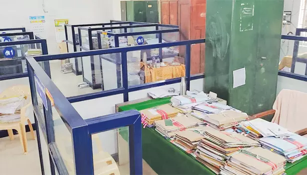 சேலம் மாவட்டத்தில் ஊரக வளர்ச்சித்துறை அலுவலர்கள் விடுப்பு எடுத்து போராட்டம் சேலம் மாவட்டத்தில் ஊரக வளர்ச்சித்துறை அலுவலர்கள் விடுப்பு எடுத்து போராட்டம்