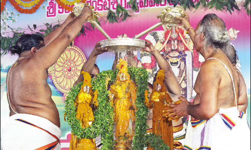 சீனிவாசமங்காபுரம் கல்யாண வெங்கடேஸ்வரர் கோவிலில் இன்று தங்கத்தேரோட்டம்