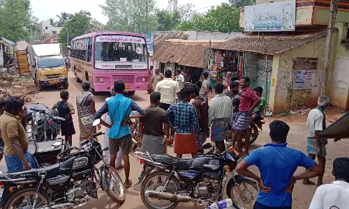 ஜெயங்கொண்டம் அருகே  குளத்தில் செத்து மிதக்கும் மீன்களை அகற்ற கோரி பொதுமக்கள் சாலை மறியல்